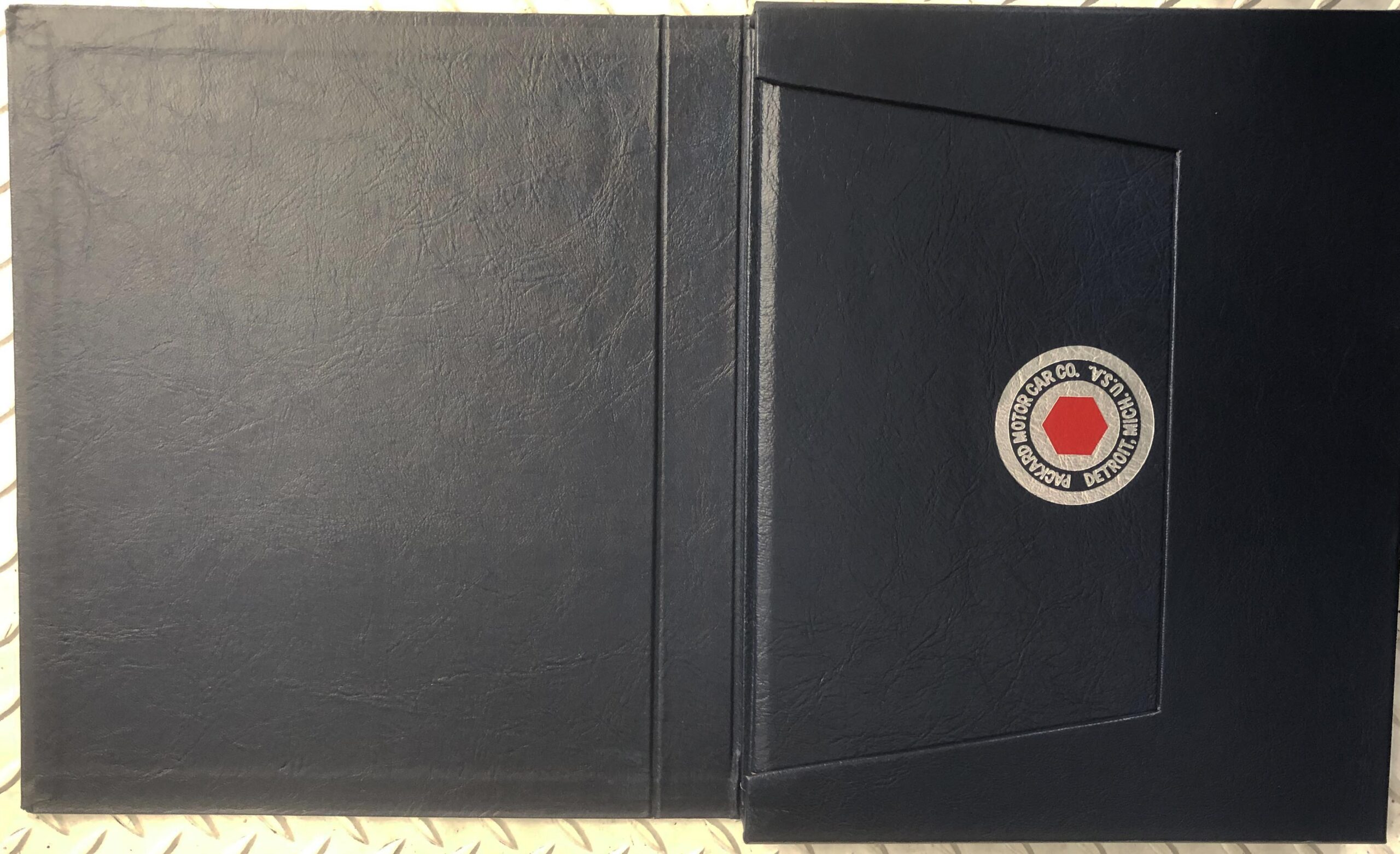 Packard the Pride - Leather Slipcase Limited Edition - Image 2